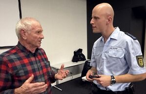 SPD-Mitglied Klaus Burger im Gespräch mit Web-Spezialist Ronald Biegler