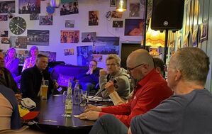 Stammtischrunde mit Gemeinderäten (re. Jens Reinbolz) im KuBa. Bild: klk